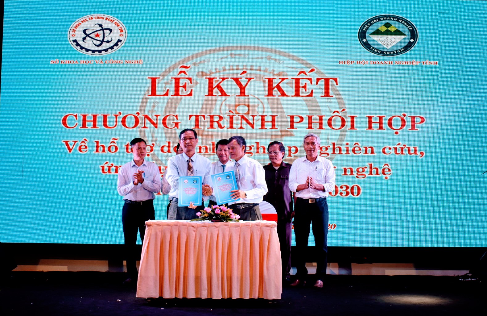 Lễ ký kết Chương trình phối hợp giữa Sở Khoa học và Công nghệ và Hiệp hội Doanh nghiệp tỉnh Kon Tum